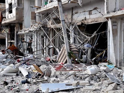 Uma casa da cidade de Homs apresenta graves estragos  depois de um bombardeio.