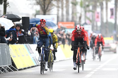 Mads Pedersen (izquierda) celebra la victoria de la sexta etapa en la París-Niza.