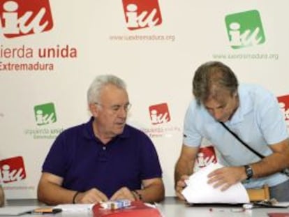 Cayo Lara (izquierda) y Pedro Escobar, en la reunión mantenida en Mérida el 18 de junio.