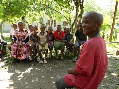 Geoffrey Inzito, líder del pueblo batwa en Bundibugyo (Uganda), con algunos de sus vecinos en la aldea donde viven.