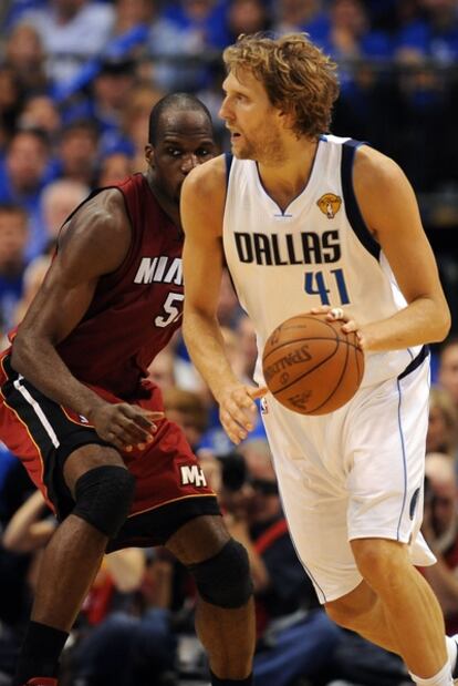 Joel Anthony defiende a Dirk Nowitzki en el cuarto partido de la final.