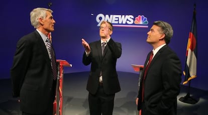 El candidato demócrata al Senado por Colorado, Mark Udall (izquierda), y el republicano, Cory Gardner, al inicio de un debate televisado el 15 de octubre.