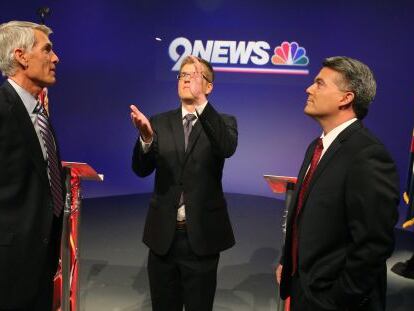 El candidato dem&oacute;crata al Senado por Colorado, Mark Udall (izquierda), y el republicano, Cory Gardner, al inicio de un debate televisado el 15 de octubre.