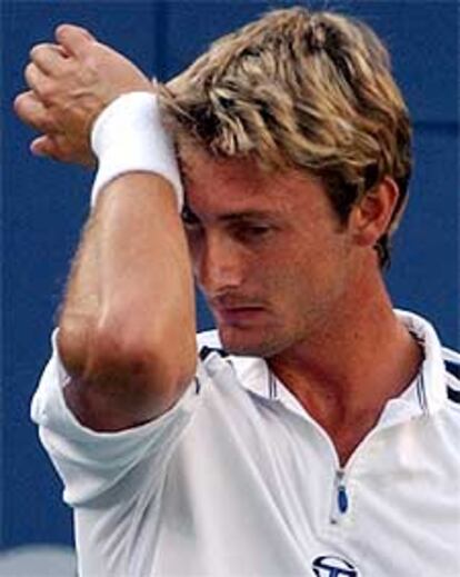 Ferrero se seca el sudor en el partido que ha perdido ante Roddick.