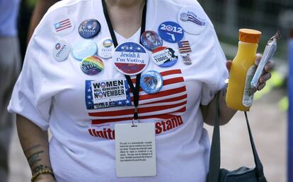 Doris Smith, simpatizante del presidente de EE UU, con chapas y camiseta pro Obama.