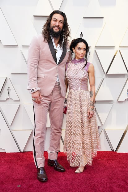 Jason Momoa y Lisa Bonet. Ella vistió un diseño de la última colección de Karl Lagerfeld para Fendi, que se presentó dos días después de la muerte del diseñador en Milán.