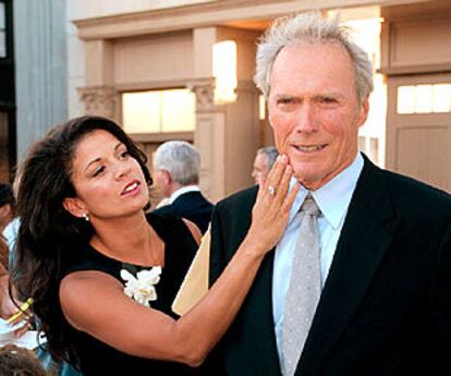 El actor Clint Eastwood y su esposa, Dina Ruiz.