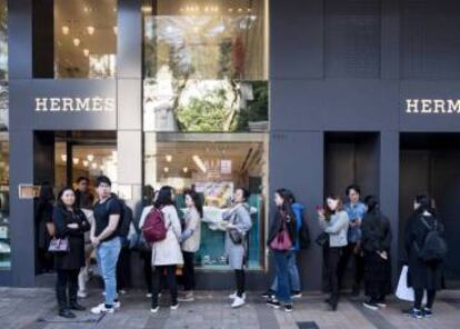 Fila de clientes en la puerta de una tienda de Hermès en Hong Kong.