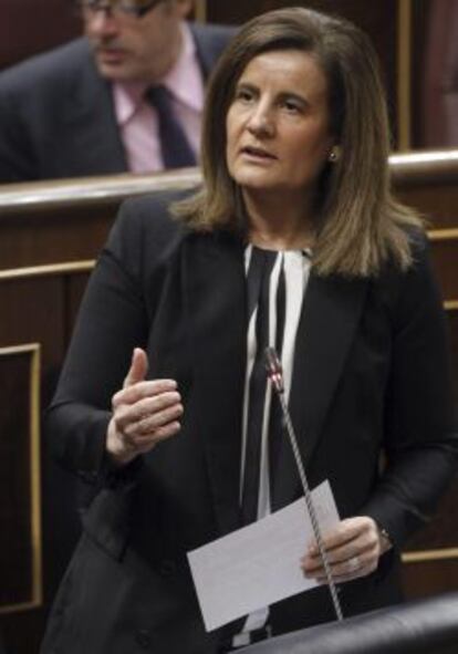 La ministra de Empleo, Fátima Báñez, durante su intervención en la última sesión de control al Gobierno celebrada ayer en el Congreso de los Diputados.