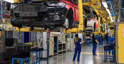 Línea de producción de Ford en Almussafes (Valencia).