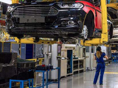 Línea de producción de Ford en Almussafes (Valencia).