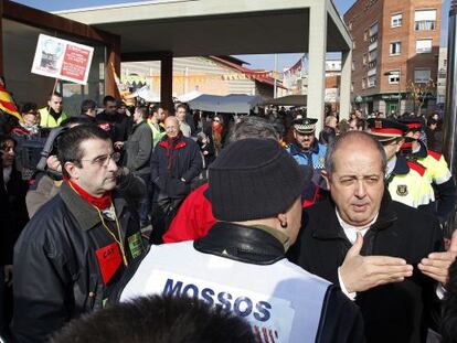 Felip Puig habla con representantes sindicales de los Mossos d’Esquadra, ayer. susanna sàez (efe)
