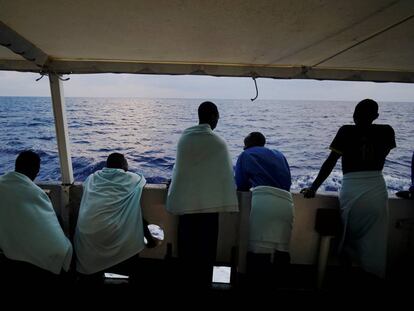 Migrantes a bordo del barco Open Arms, ayer en el Mediterráneo central.