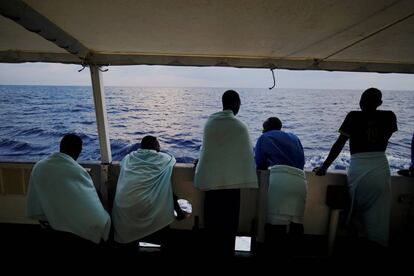 Migrantes a bordo del barco Open Arms, ayer en el Mediterráneo central.