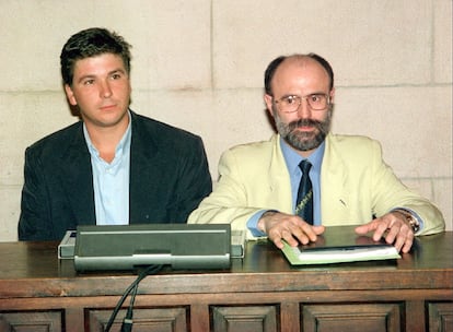 A la derecha, Manuel Zamarreño, cuando tomó posesión de su cargo de concejal del PP en el Ayuntamiento de Rentería, en sustitución de José Luis Caso.
