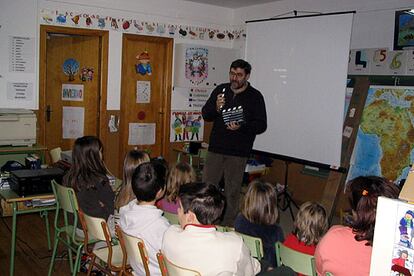 Un profesor da clase de cine en una escuela de Aragón.