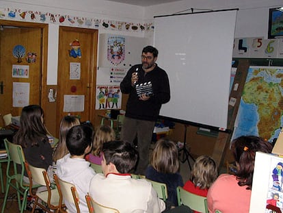 Un profesor da clase de cine en una escuela de Aragón.