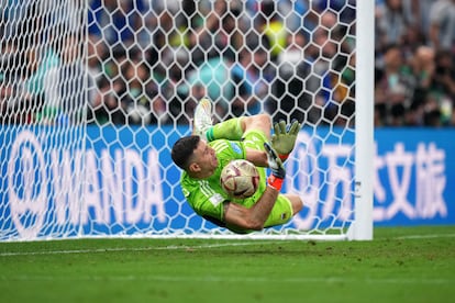 Emiliano Martínez detiene un penalti en la tanda de la final del Mundial entre Argentina y Francia.