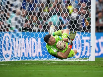 Emiliano Martínez detiene un penalti en la tanda de la final del Mundial entre Argentina y Francia.