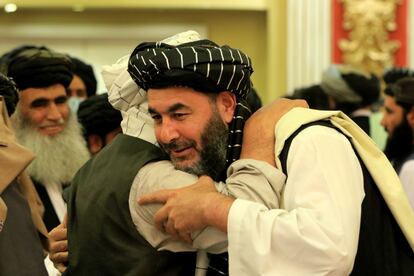 El señor de la guerra Bashir Noorzai , condenado por tráfico de drogas en Estados Unidos, celebra su liberación en Kabul