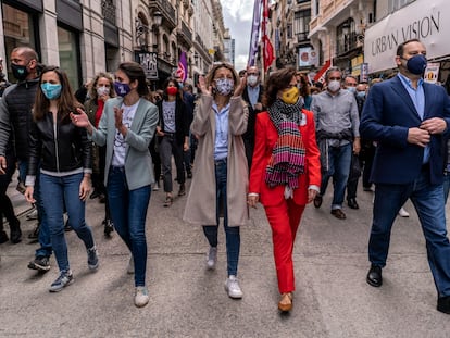 Desde la izquierda, Ione Belarra, Irene Montero, Yolanda Díaz, Carmen Calvo y José Luis Ábalos, este sábado por las calles de Madrid.