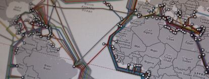 Mapa de cables submarinos entre los continentes.