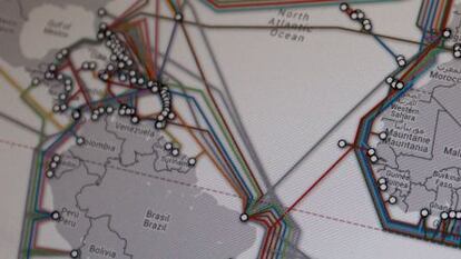 Mapa de cables submarinos entre los continentes.