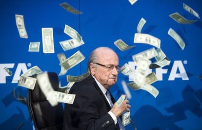 El president de la FIFA, Joseph Blatter, sota una pluja de bitllets de dòlar.