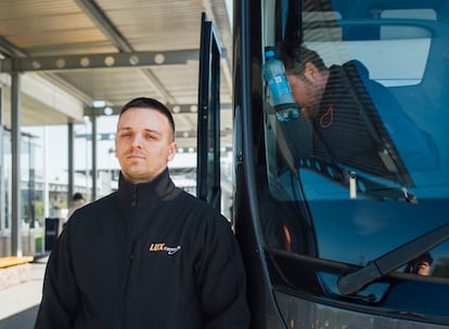 Serguéi Sidorov 32, conductor de autobús de San Petersburgo, en el paso fronterizo de Vaalimaa. 