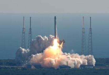La Dragon es, actualmente, el único vehículo de carga en operaciones que puede traer materiales de retorno a la Tierra al igual que puede llevar suministros a los astronautas en la EEI. EFE/Archivo