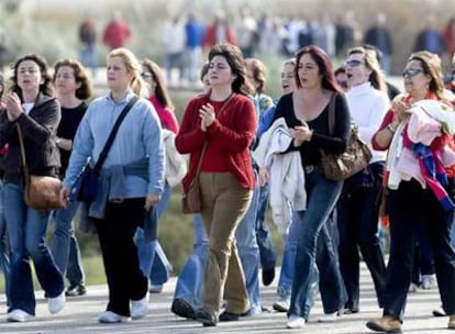 Las mujeres de los trabajadores de Delphi durante la protesta que han llevado a cabo este mediodía a las puertas de la fábrica