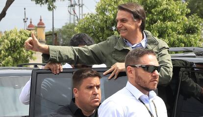 Bolsonaro, tras votar fuertemente protegido en un distrito militar de Rio.