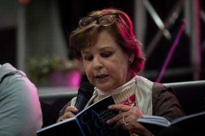 La escritora Piedad Bonnett lee fragmentos del libro de Karim durante el homenaje en la FILBo.