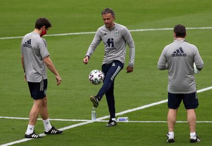 Luis Enrique (c), durante el entrenamiento en el estadio de La Cartuja de Sevilla, donde este miércoles se enfrentan España y Kosovo. EFE/Julio Muñoz