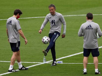 Luis Enrique (c), durante el entrenamiento en el estadio de La Cartuja de Sevilla, donde este miércoles se enfrentan España y Kosovo. EFE/Julio Muñoz