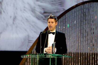El diseñador Christopher Bailey recibe un premio por su contribución a la moda británica en el Albert Hall de Londres el 4 de diciembre de 2017.