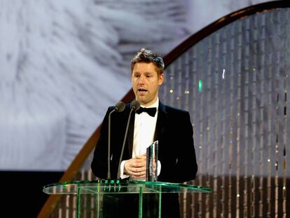 El dise&ntilde;ador Christopher Bailey recibe un premio por su contribuci&oacute;n a la moda brit&aacute;nica en el Albert Hall de Londres el 4 de diciembre de 2017.