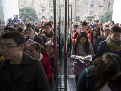Varios aspirantes a las oposiciones entran en un centro de exámenes en Nanjing.