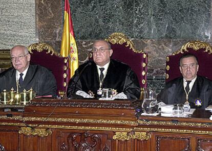 El presidente del Supremo, Francisco Hernando, y los ponentes Ignacio Sierra (izquierda) y Luis Gil.