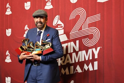 EL cantante dominicano Juan Luis Guerra posa con sus cuatro galardones, este jueves en Miami. 