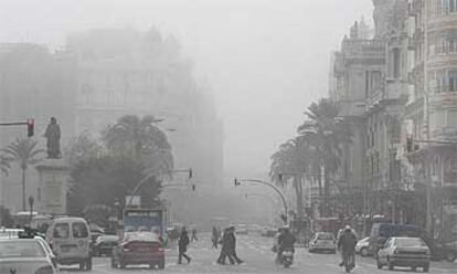 La plaza del Ayuntamiento de Valencia, ayer a las 10.30, envuelta en niebla.