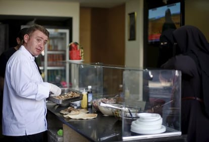 Warif Hamido prepara comida para los clientes de su restaurante en la ciudad de Gaza.