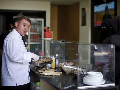 Warif Hamido prepara comida para os clientes de seu restaurante na Cidade de Gaza.