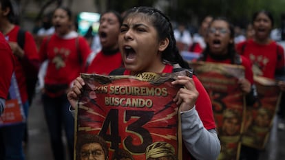 Protesta por los 43 estudiantes desaparecidos de Ayotzinapa, en Ciudad de México, el 26 de septiembre 2024. 