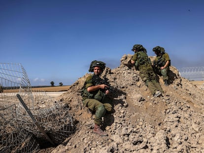 Soldados israelíes en posición a las afueras del kibutz Beeri, cerca del límite con Gaza, este viernes.