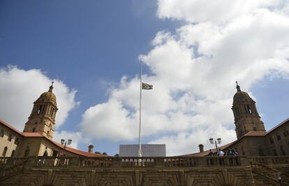 Fachada del edificio de la Unión, donde el ataúd del ex presidente sudafricano Nelson Mandela estará durante tres días.