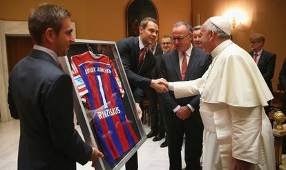 Phillipp Lahm y Manuel Neuer entregaron la camiseta del Bayern Múnich a Francisco.