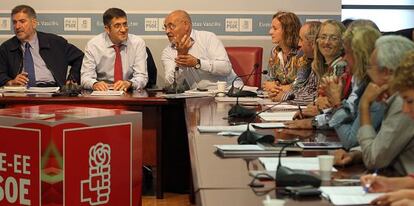 López (al fondo), entre Eguiguren (izquierda) y José Antonio Pastor, ayer en la ejecutiva.