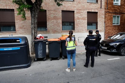 La Policía Nacional investiga el hallazgo del cadáver de un bebé entre unos cubos de basura del distrito madrileño de Barajas.