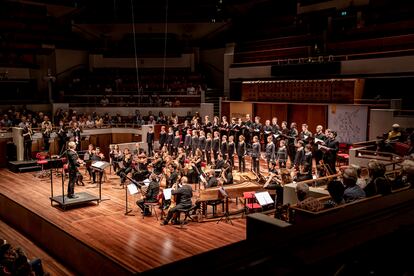 El Ensemble Correspondances y Les pages et les chantres du Centre de musique baroque de Varsailles, dirigidos por Sébastien Daucé, durante la interpretación del responsorio 'Gaudete et exsultate' al final de su reconstrucción de la música que acompañó la ceremonia de coronación de Luis XIV.